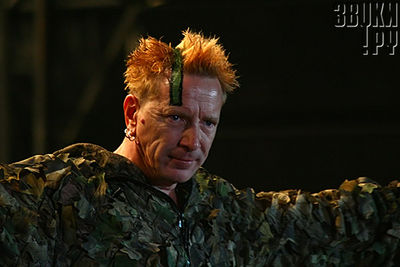 John LYDON: Бездомные фанаты попытались вломиться в дом к фронтмену Sex Pistols, чтобы пожить у него