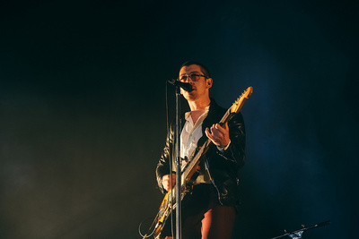 ARCTIC MONKEYS: Arctic Monkeys выпустили новый концертный альбом и отдали весь доход детям войны