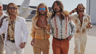 FOO FIGHTERS: Foo Fighters превратились из героев стадионного рока в диско-бэнд, чтобы почтить Bee Gees