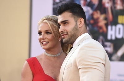 Britney SPEARS: Бритни ушла в отрыв: она выпускает фильм, чокается с котом Степаном и обещает множество 