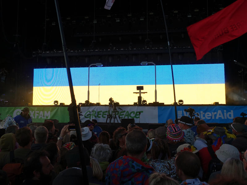 Glastonbury 2022. Воскресенье. Украинский флаг перед концертом Pet Shop Boys