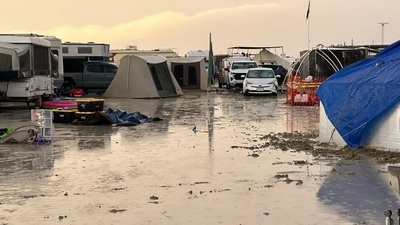 ФЕСТИВАЛЬ: Критическая ситуация на фестивале Burning Man - площадку затопило дождями, выбраться практически невозможно