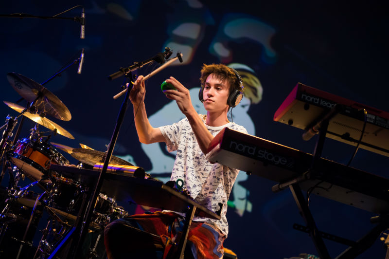 Джейкоб кольер. Джейкоб Коллиер. Jacob Collier Montreux Jazz Festival 2015. Джейкоб Кольер пианист. Hideaway Jacob Collier инструменты.