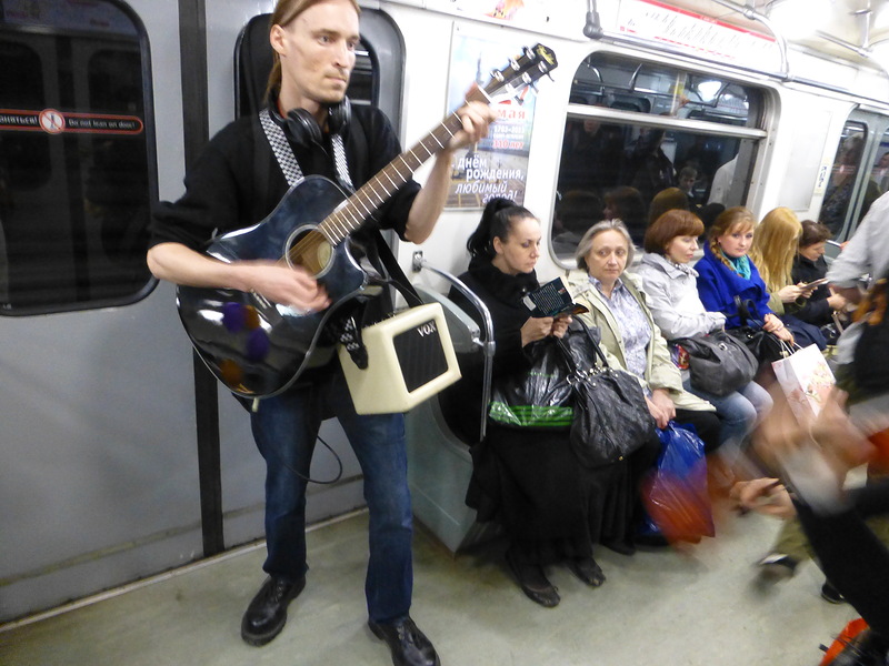 Музыкант в метро